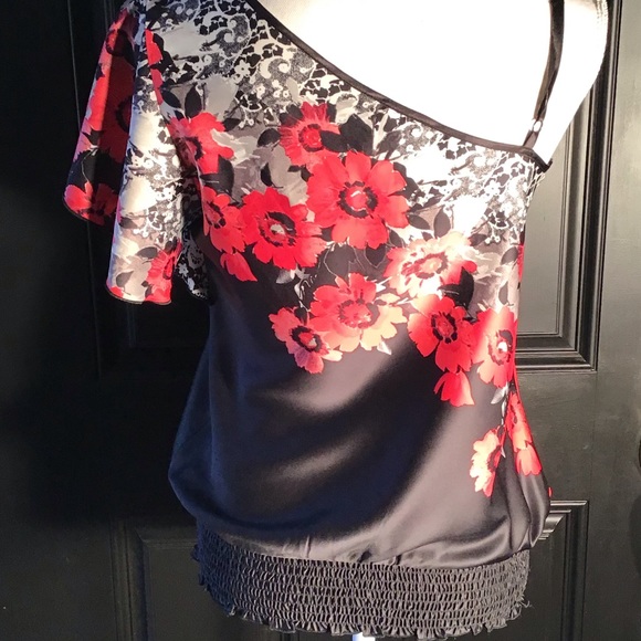 Beautiful one shoulder blouse - Picture 3 of 3